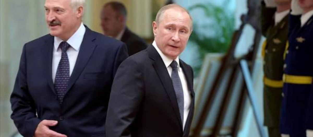 Alexander Lukashenko (Iz.) y Vladimir Putin (D)