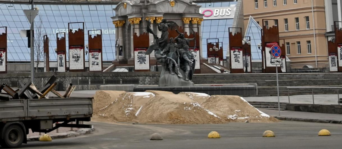 Un camión deposita arena en la céntrica plaza de la Independencia de Kiev, capital de Ucrania, para levantar trincheras