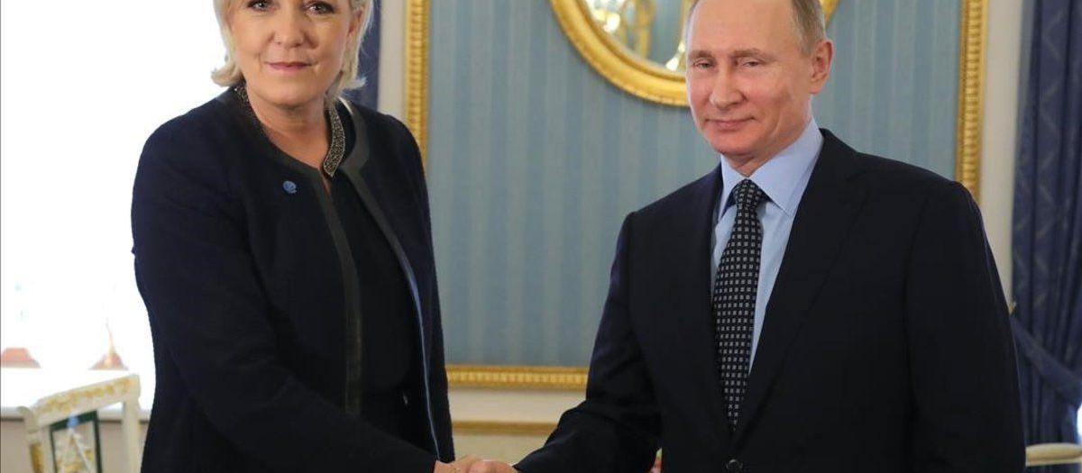 La candidata presidencial francesa, Marine Le Pen, junto al presidente ruso Vladimir Putin