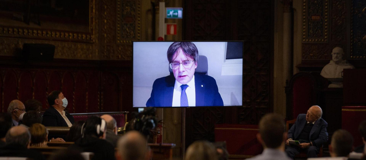El expresidente de la Generalitat carles Puigdemont durante una videoconferencia para sus acólitos secesionistas