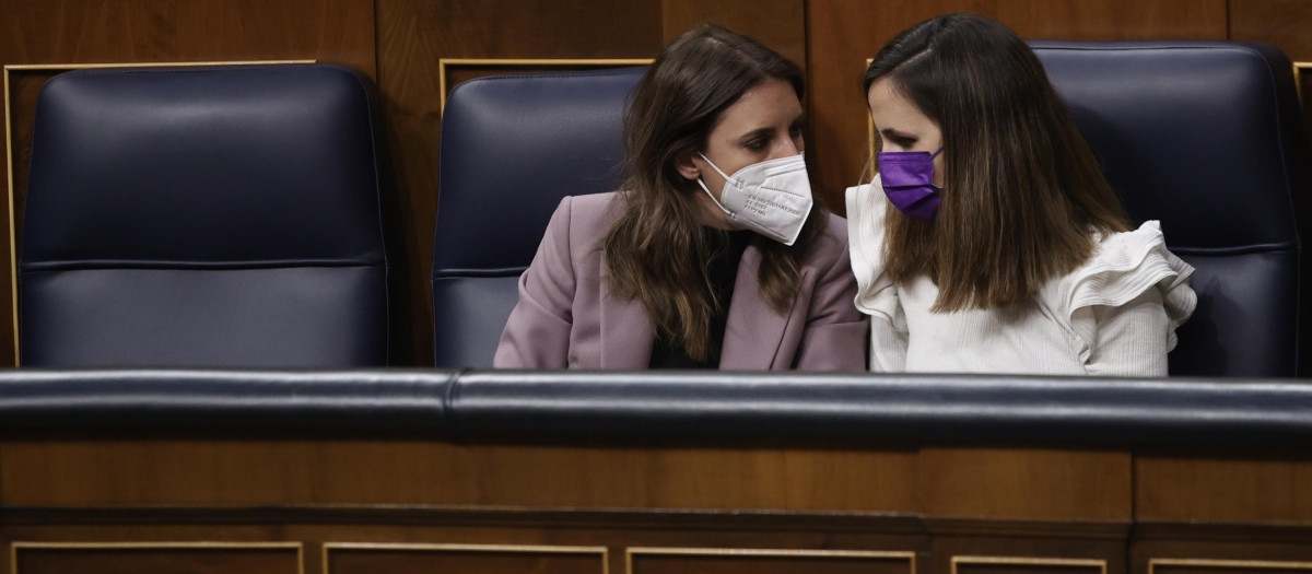 Irene Montero e Ione Belarra este miércoles en sus escaños