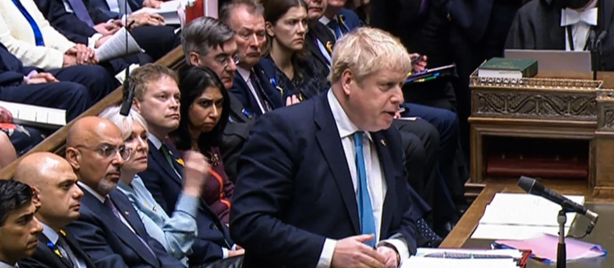 Una captura de video de imágenes transmitidas por la Unidad de Grabación Parlamentaria (PRU) del Parlamento del Reino Unido con Boris Johnson tomando la palabra