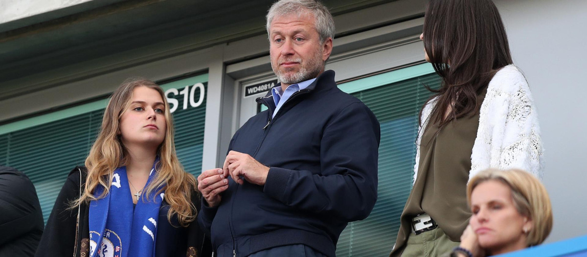 Roman Abramovich en el palco de Stamford Bridge