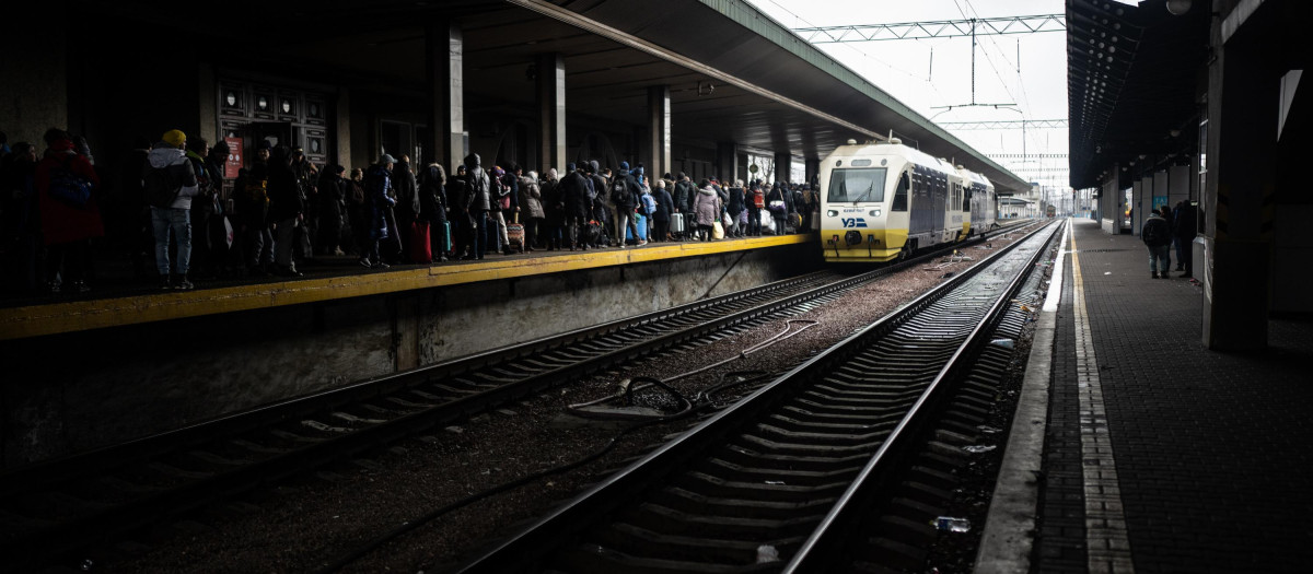 Civiles en la estación de tren intentando dirigirse hacia el oeste desde Kiev, Ucrania