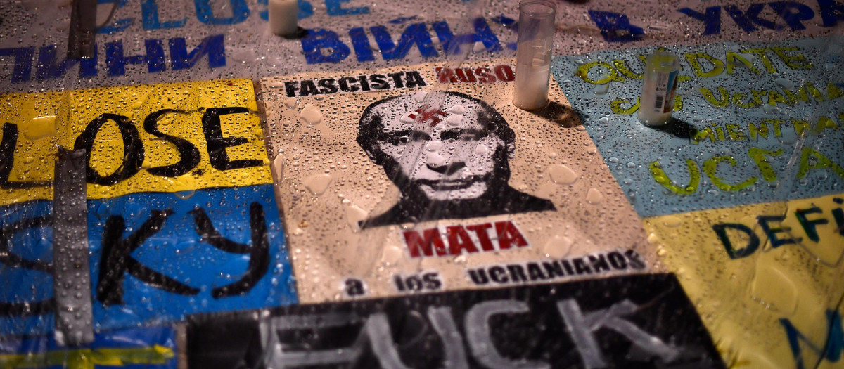 Carteles de protesta contra la invasión iniciada por Vladimir Putin en Ucrania