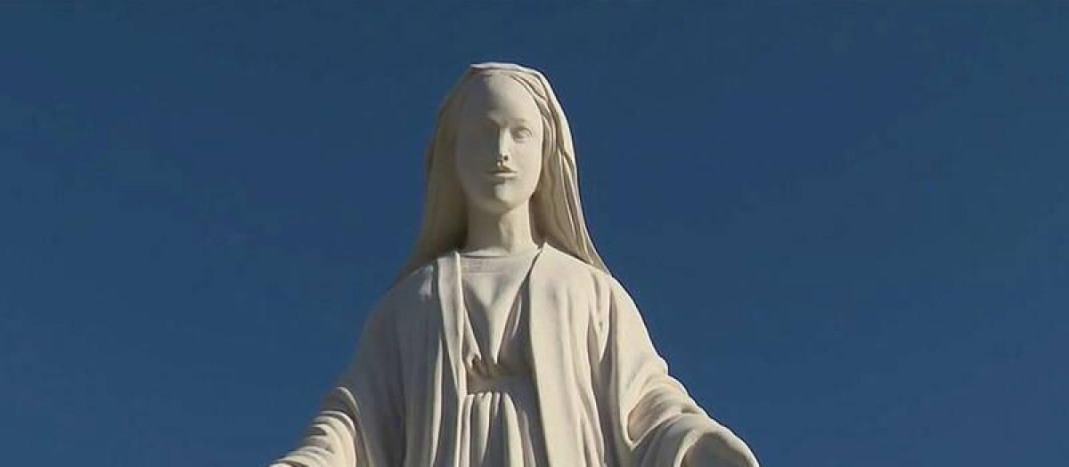 La estatua de la Virgen de la isla de Ré (Francia) se trasladó unos cientos de metros en 1983