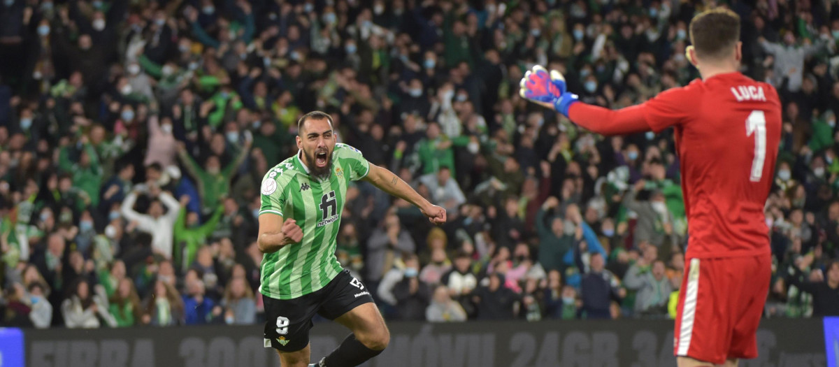 Borja Iglesias celebra el gol que ha metido al Betis en la final de la Copa del Rey