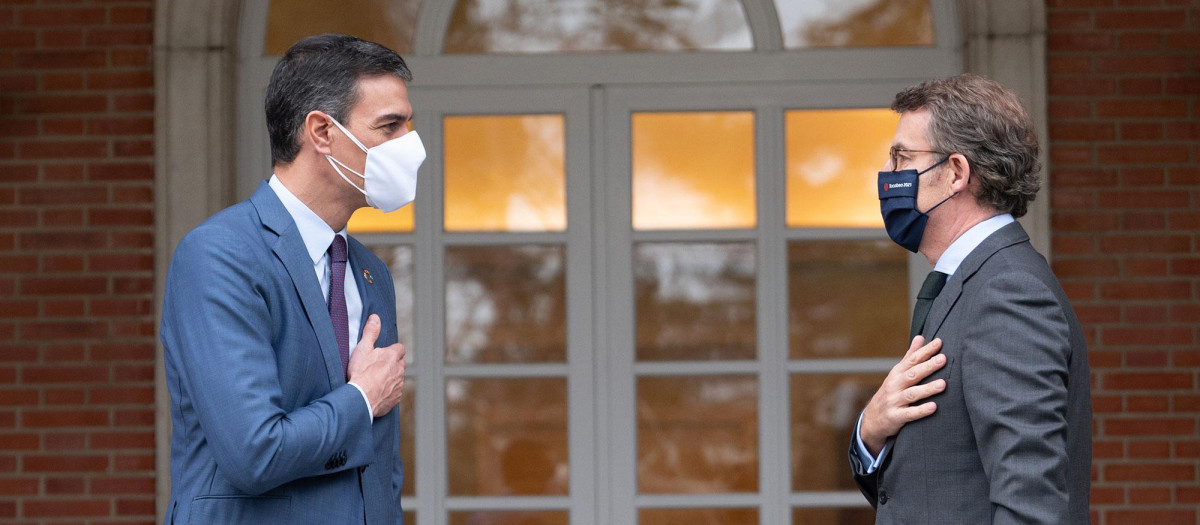 Sánchez y Feijóo en una reunión que mantuvieron en enero de 2021 en La Moncloa
