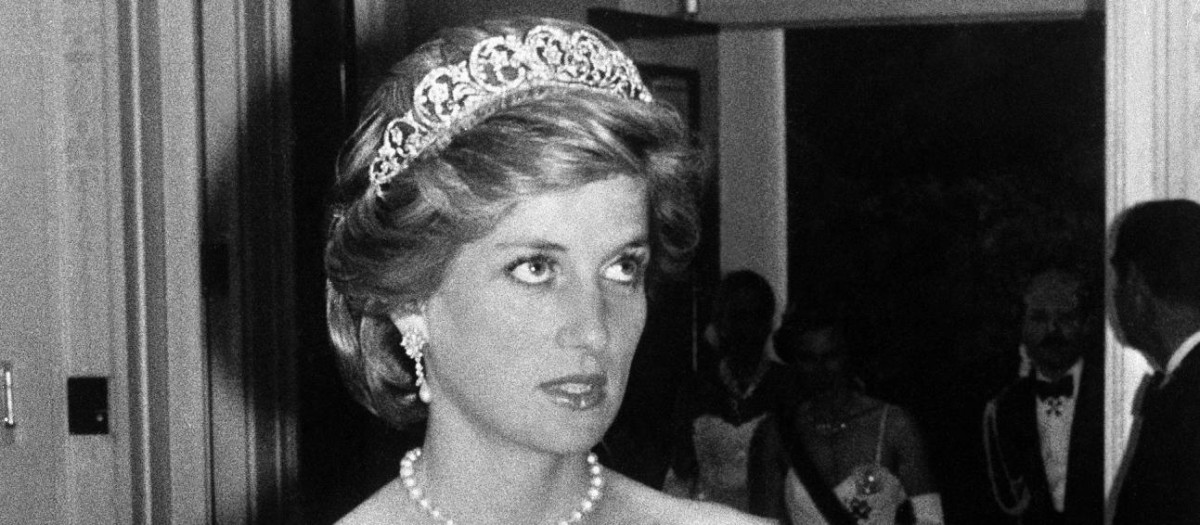 The Princess of Wales arrives at the German Embassy in London on Thursday, July 3, 1986, for the banquet given by the President of the Federal Republic of West Germany in honor of Britain's Queen.