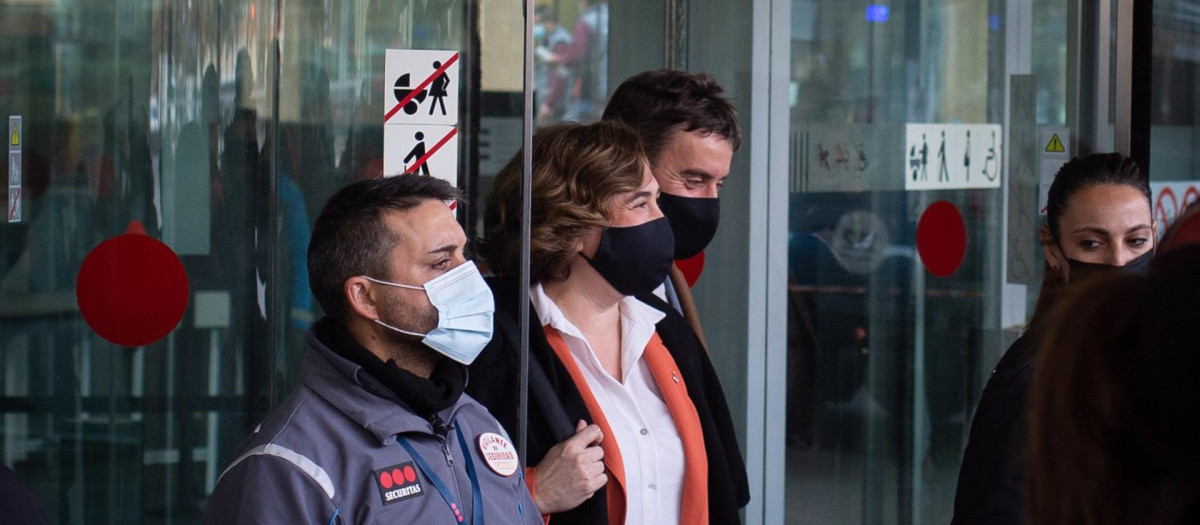 La alcaldesa de Barcelona, Ada Colau, sale tras declarar por presuntas irregularidades municipales, en la Ciudad de la Justicia de Barcelona