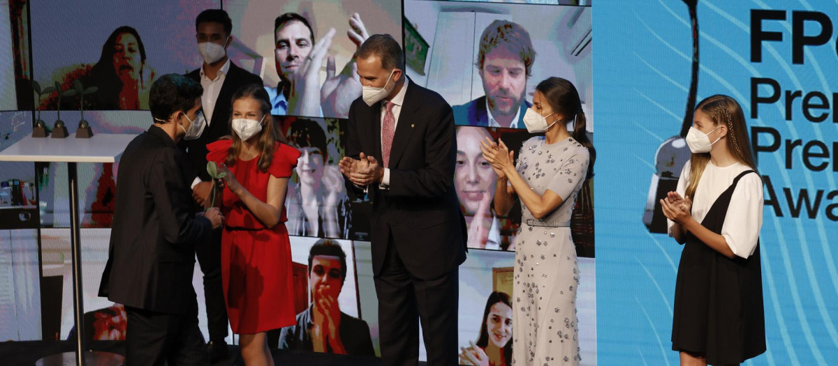 Doña Leonor, entregando uno de los premios de la Fundación Princesa de Girona 2021 el pasado julio, junto a los Reyes y a la Infanta Sofía, en Girona