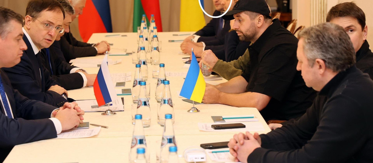 Rodeado con un círculo en blanco, DEnis Kireyev, el miembro de la comitiva negociadora de Ucrania muerto tras ser acusado de alta traición