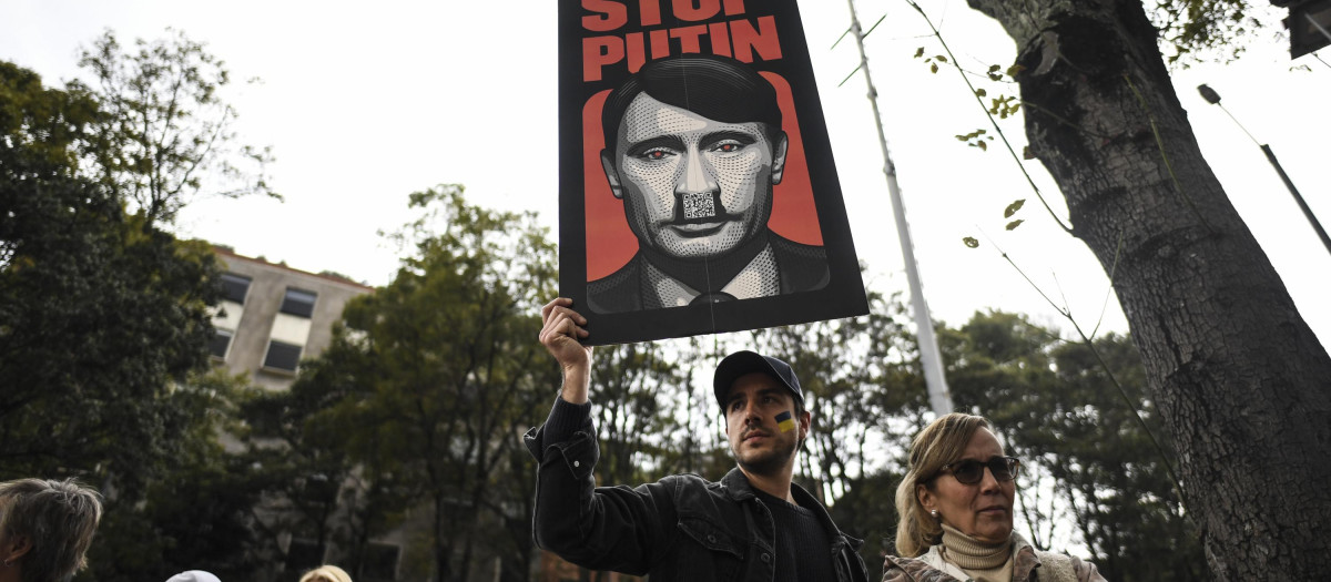 Parte de la comunidad ucraniana en Colombia se manifiesta, ayer, en Bogotá, junto a la Embajada de Rusia
