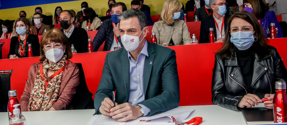 Pedro Sánchez entre la presidenta del PSOE, Cristina Narbona, y la portavoz en el Congreso, Adriana Lastra, en el inicio del Comité Federal del PSOE