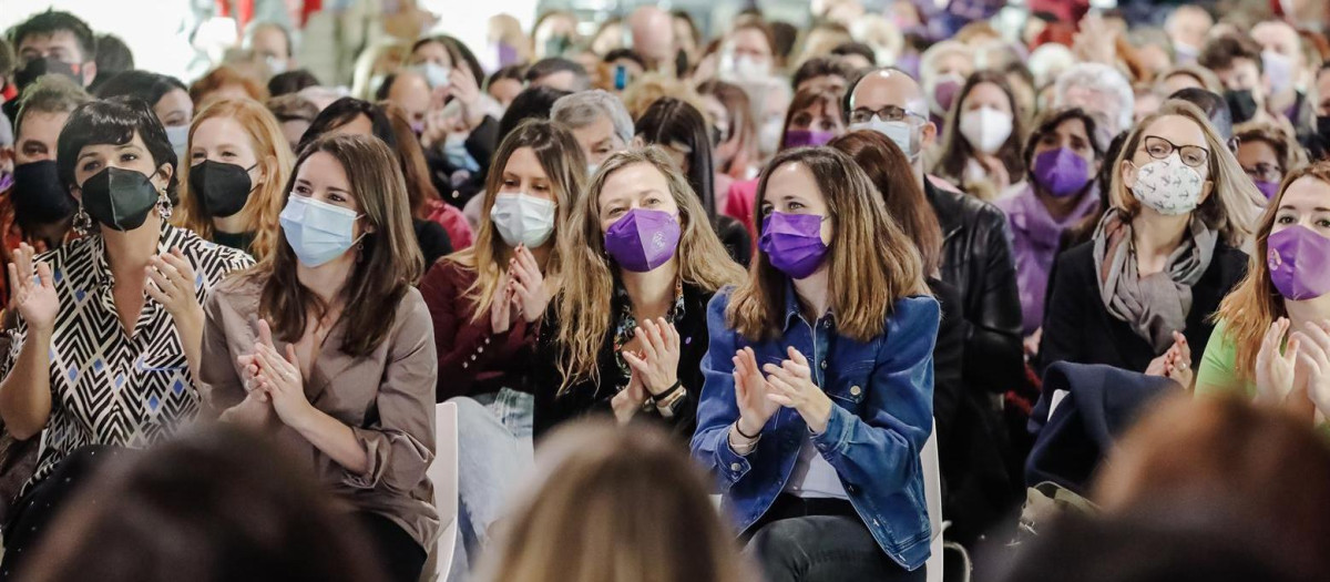 Las ministras Irene Montero e Ione Belarra en el acto 'Feminismo para cambiarlo todo'.
