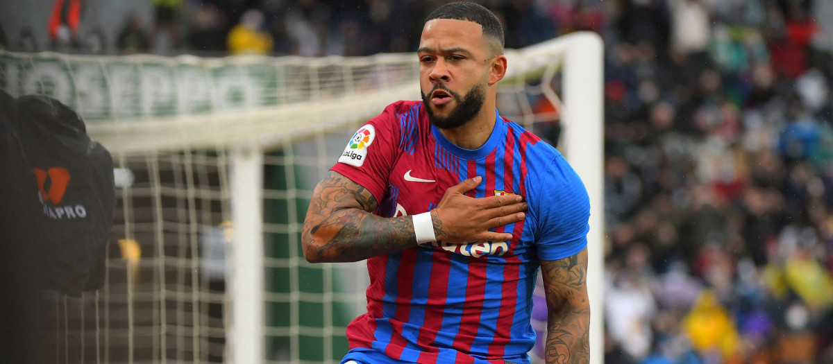 Depay celebra el gol de la victoria del Barça