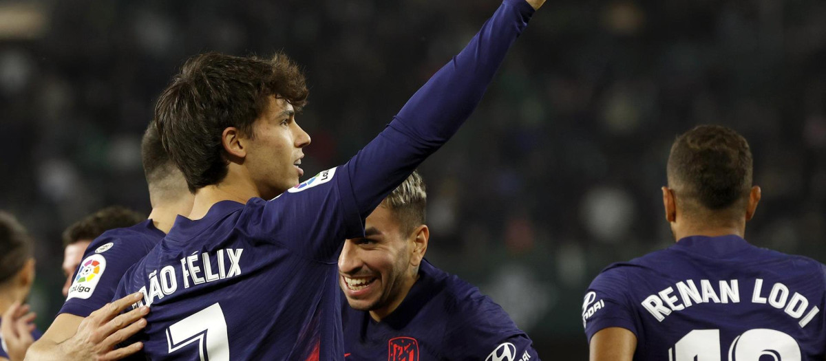 El delantero portugués del Atlético de Madrid João Félix celebra su gol ante el Real Betis, durante el partido de la jornada 27 de LaLiga Santander