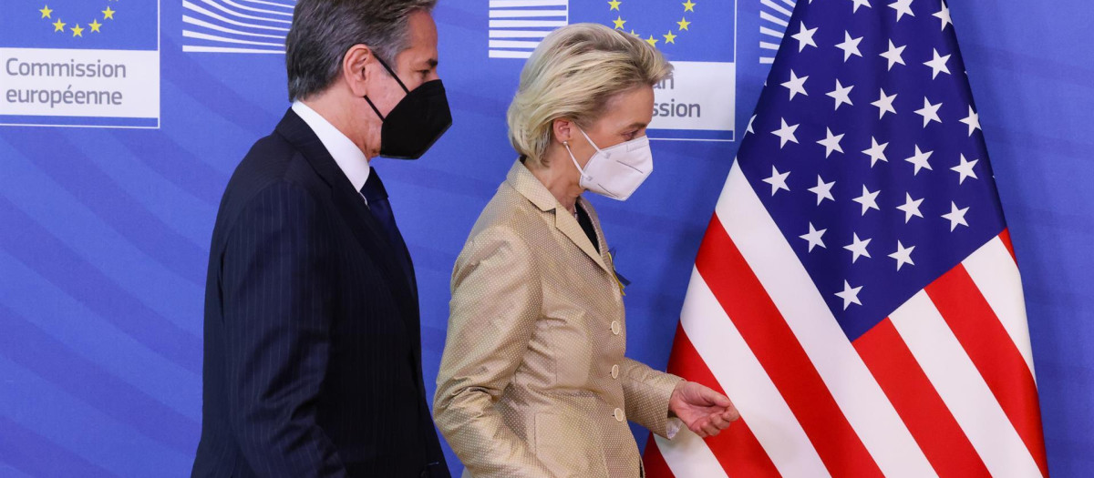 La presidenta de la Comisión Europea, Ursula von der Leyen junto al secretario de Estado de EE.UU., Antony Blinken