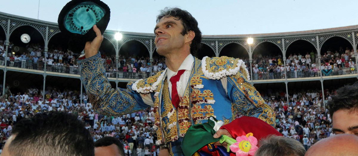 José Tomás sale a hombros de la plaza de toros de Granada en su última corrida