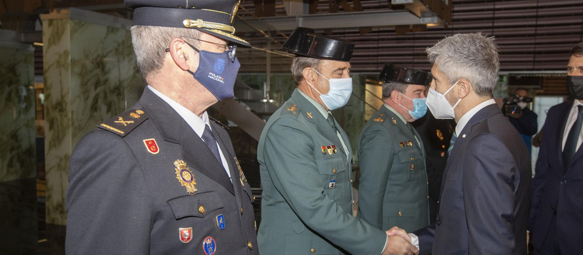 El ministro Marlaska saluda a los mandos policiales con los que se ha reunido para coordinar la extensión del III Plan Especial del Campo de Gibraltar
