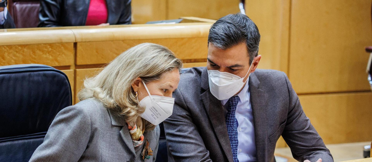 Los dos responsables de la política económica: Pedro Sánchez y Nadia Calviño.
