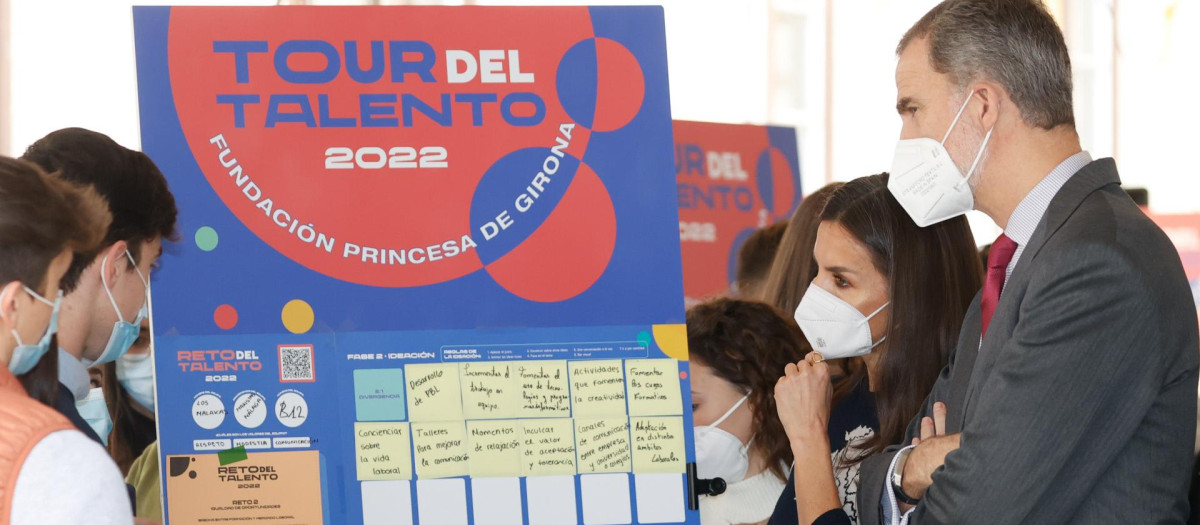 Sus Majestades escuchan con atención a jóvenes que forman parte de la iniciativa de la Fundación Princesa de Girona, donde los protagonistas se cede a los adolescentes
