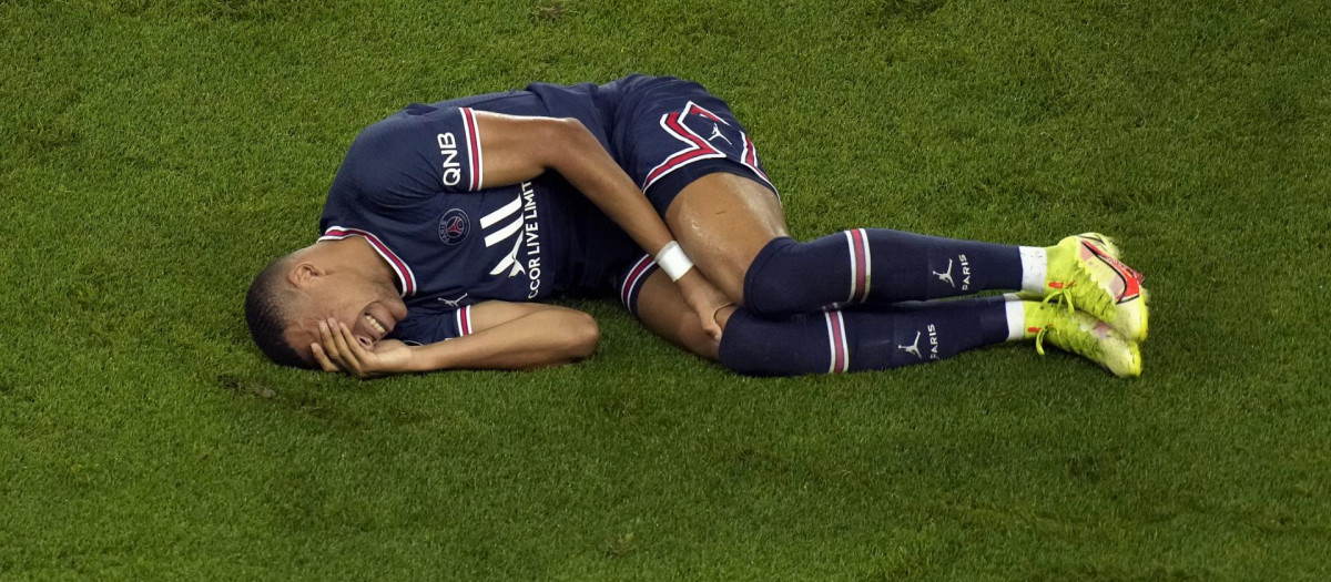 Kylian Mbappé se duele de una entrada el pasado octubre