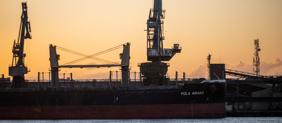 Un buque carguero de propiedad rusa incautado por las aduanas francesas en el puerto de Lorient (Francia), el viernes pasado