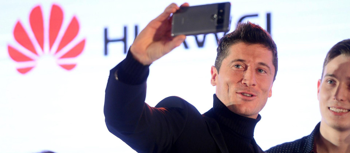 Robert Lewandowski durante una presentación de Huawei en 2017