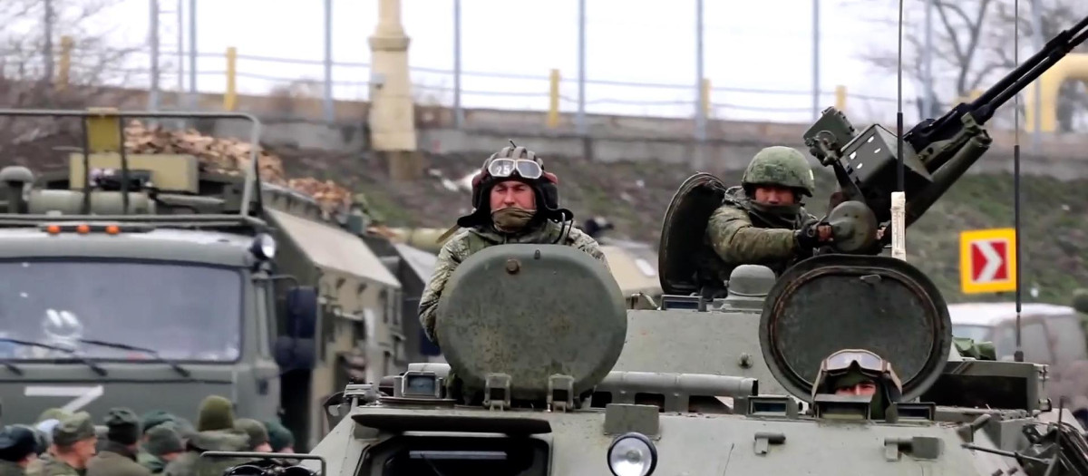 Avance del convoy de vehículos militares del ejército ruso en un lugar desconocido de Ucrania