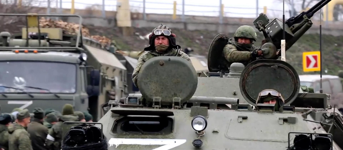 Avance del convoy de vehículos militares del ejército ruso en un lugar desconocido de Ucrania