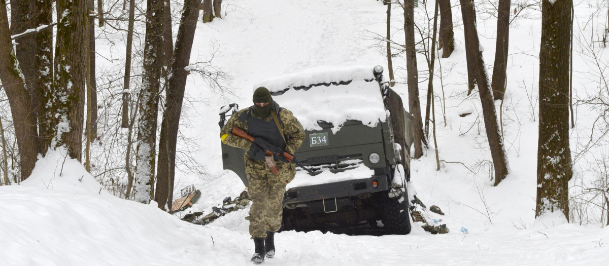 Un efectivo del Ejército ucraniano pasa al lado de unos vehículos rusos destruidos, este lunes