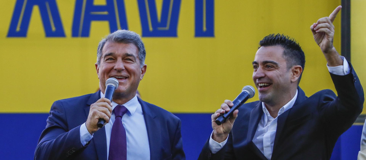 Laporta y Xavi en la presentación de este último como nuevo entrenador