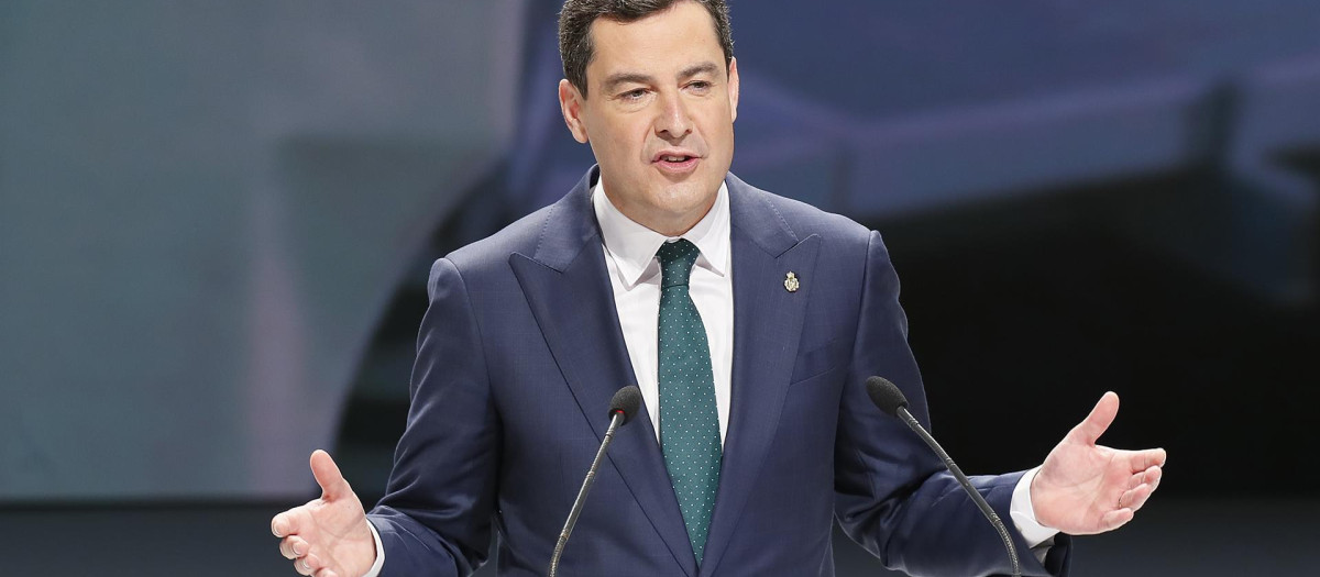 El presidente de la Junta de Andalucía, Juanma Moreno durante la ceremonia de entrega de medallas del Día de Andalucía celebrado en el teatro de la Maestranza de Sevilla
