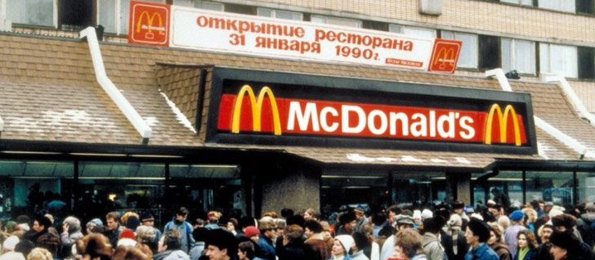 Inauguración del primer Mcdonald's en la plaza Pushkin de Moscú