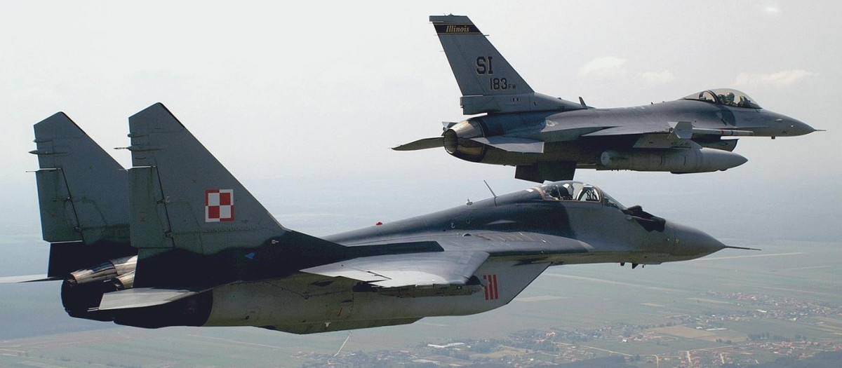 Un MiG-29 de la Fuerza Aérea Polaca, volando junto a un F-16 de la Fuerza Aérea de EE.UU