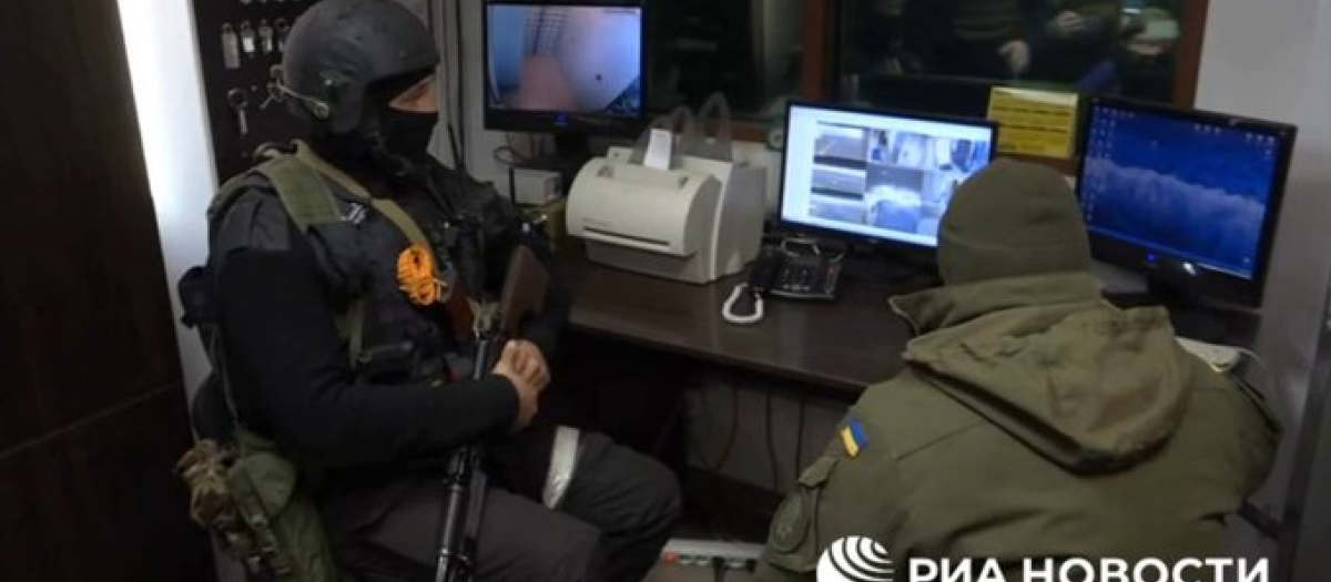 Un soldado ruso custodia al personal ucranianos en la planta de Chernóbil