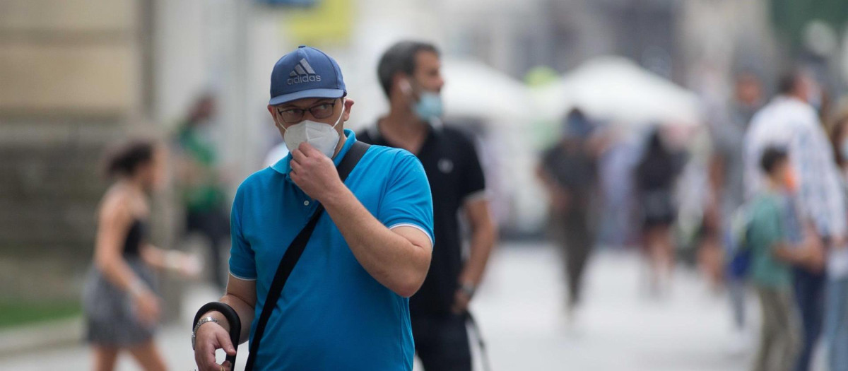 Un hombre se tapa la boca con una mascarilla en Lugo