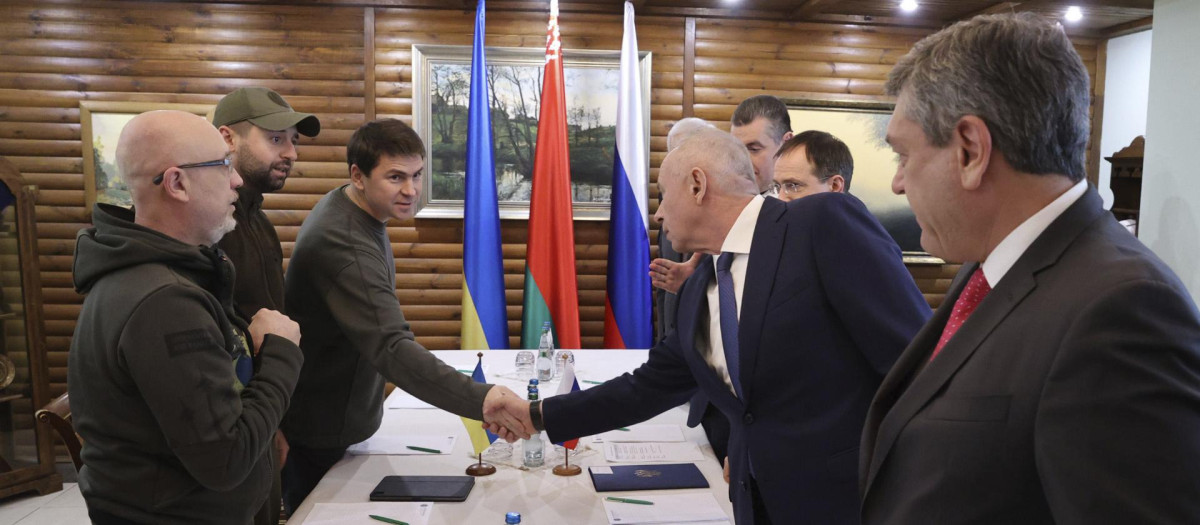 Los enviados de Rusia y Ucrania se saludan antes de la tercera ronda de conversaciones