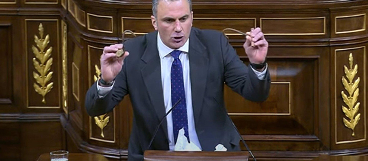 Javier Ortega Smith, secretario general de Vox, mostrando garfios usados en el asalto a la valla de Melilla
La vicepresidenta tercera del Congreso, la 'popular' Ana Pastor, ha reprendido este miércoles al secretario general de Vox, Javier Ortega Smith, por mostrar en la tribuna de oradores del hemiciclo dos garfios que, según ha dicho, fueron utilizados por inmigrantes que intentaron saltar la semana pasada la valla de Melilla.

POLÍTICA