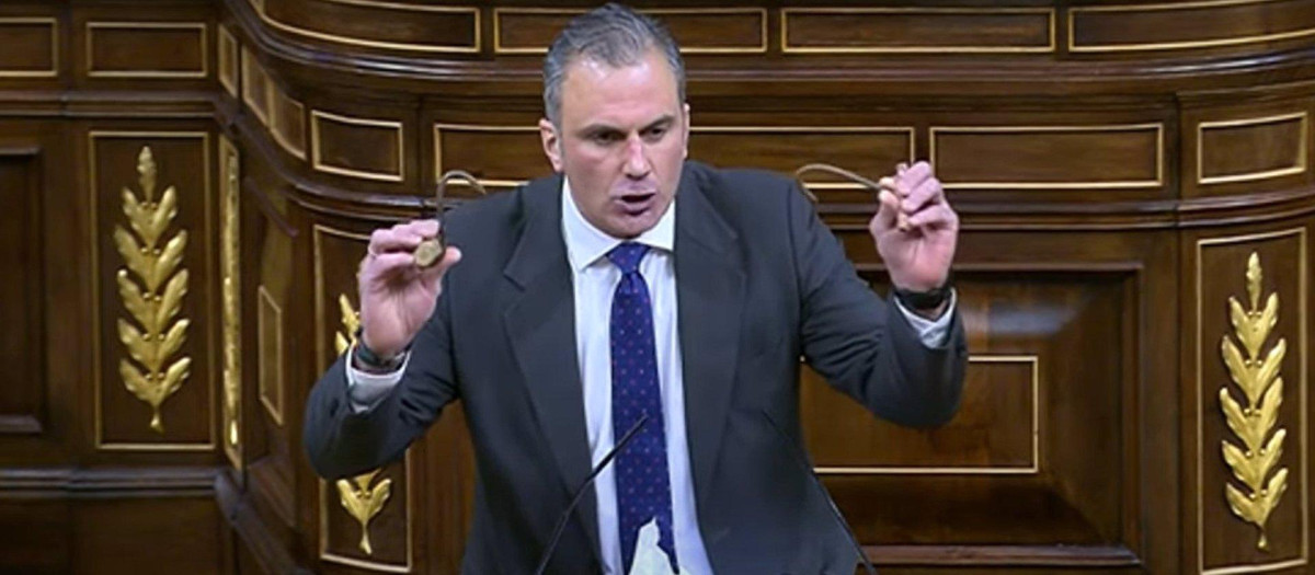 Javier Ortega Smith, secretario general de Vox, mostrando garfios usados en el asalto a la valla de Melilla
La vicepresidenta tercera del Congreso, la 'popular' Ana Pastor, ha reprendido este miércoles al secretario general de Vox, Javier Ortega Smith, por mostrar en la tribuna de oradores del hemiciclo dos garfios que, según ha dicho, fueron utilizados por inmigrantes que intentaron saltar la semana pasada la valla de Melilla.

POLÍTICA
