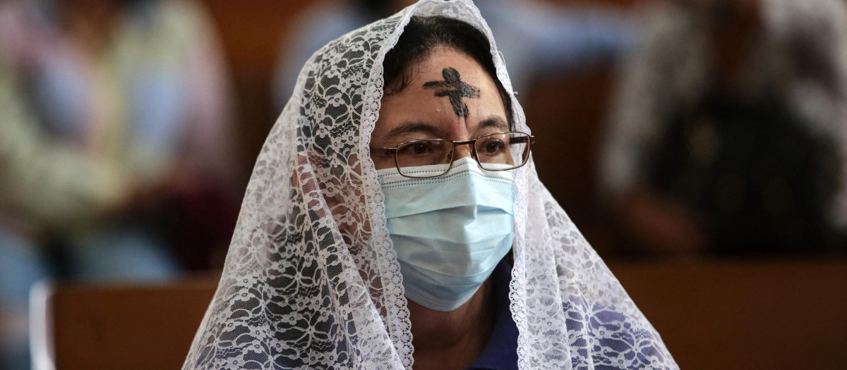 Una feligresa asiste a una misa de celebración del Miércoles de Ceniza en la Catedral Metropolitana de Managua, el pasado 2 de marzo