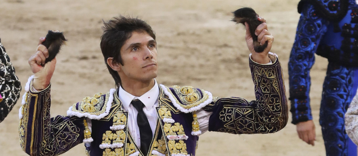 El torero Sebastián Castella durante la Feria de San Isidro en Madrid.
30/05/2018
En la foto tras cortar dos orejas