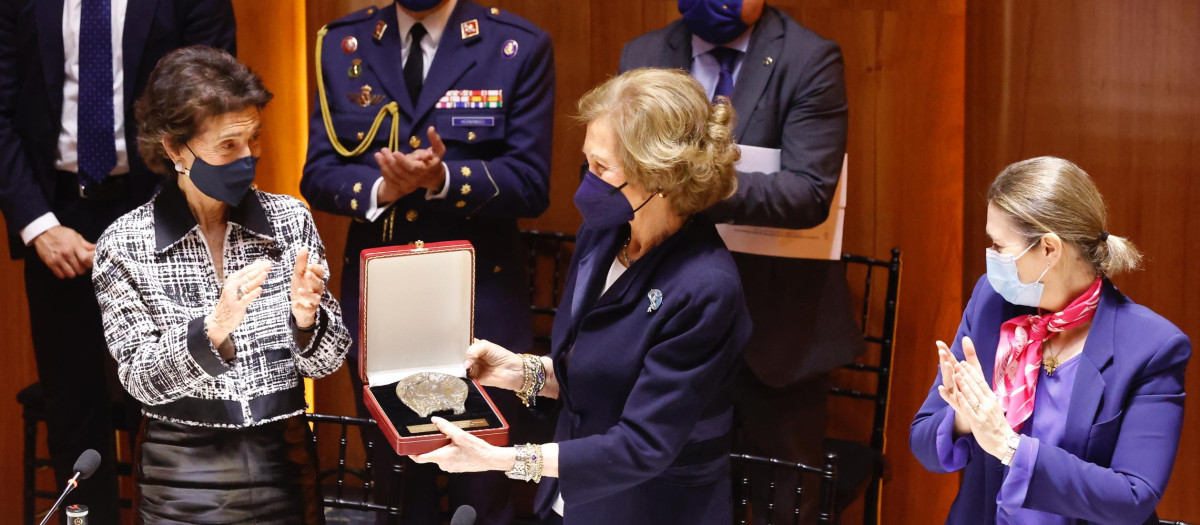 La Reina Sofía recibe de manos de la presidenta de la Escuela Superior de Música Reina Sofía, Paloma O’Shea, la Medalla de Honor