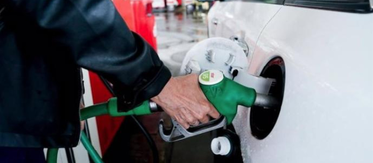 Una mujer pone gasolina a su vehículo en una gasolinera, en una imagen de archivo