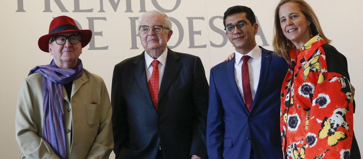 El escritor y médico mexicano, Orlando Mondragón (2-d), es el ganador del premio XXXIV Premio Internacional de Poesía Fundación Loewe, posa con el poeta Luis Antonio Villena (i); el expresidente de la Fundación Loewe, Enrique Loewe, y la presidenta de la Fundación que concede el premio, Sheila Loewe, durante la ceremonia de entrega celebrada este martes en Madrid.
