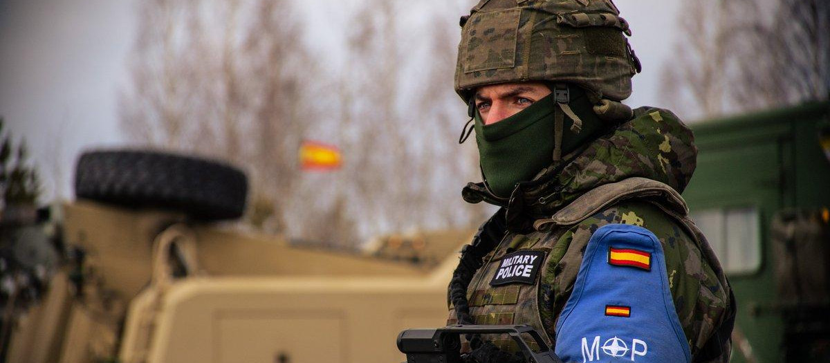 Un soldado español en las maniobras Crystal Arrow en Letonia