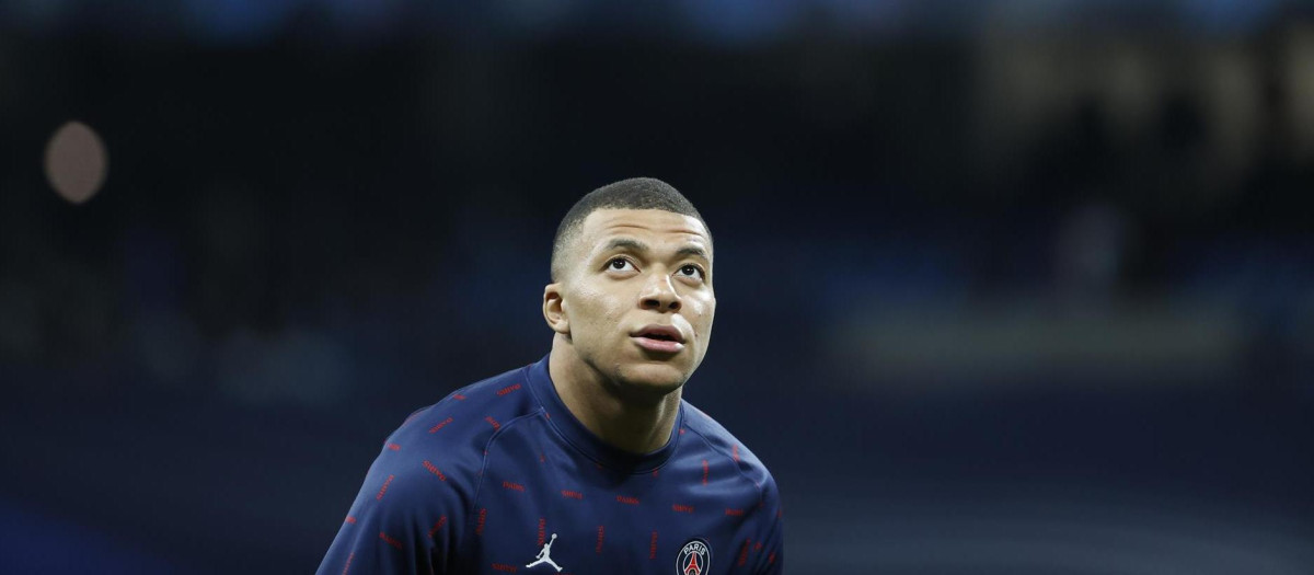 Kyliam Mbappé durante su calentamiento con el PSG en el Bernabéu