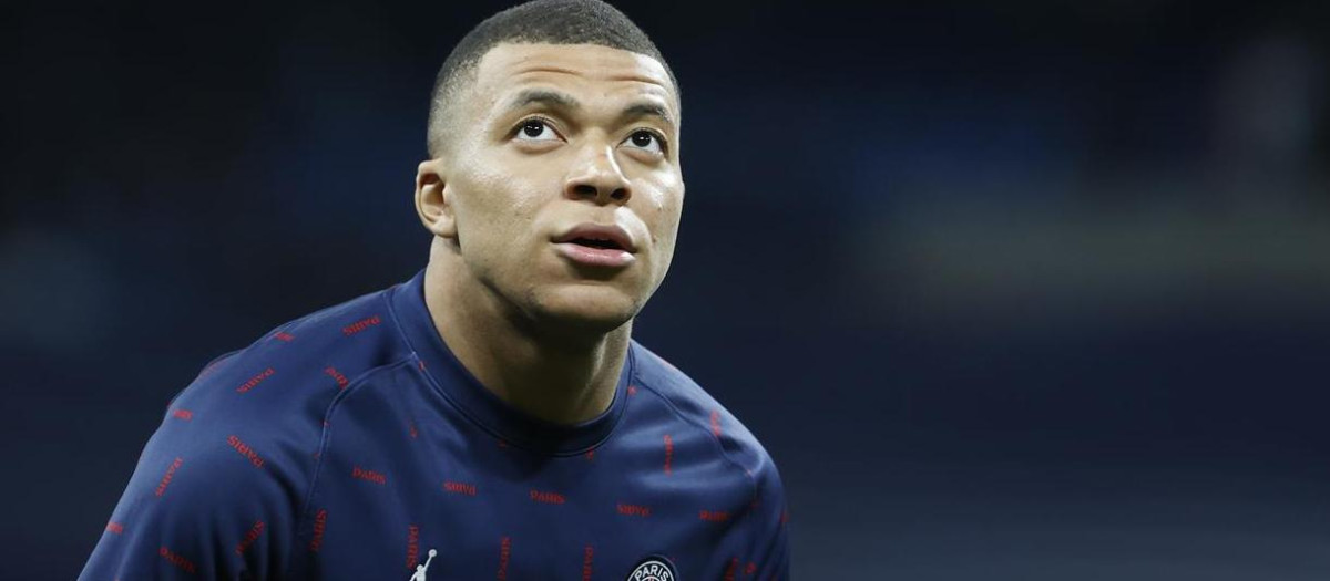 Kyliam Mbappé durante su calentamiento con el PSG en el Bernabéu
