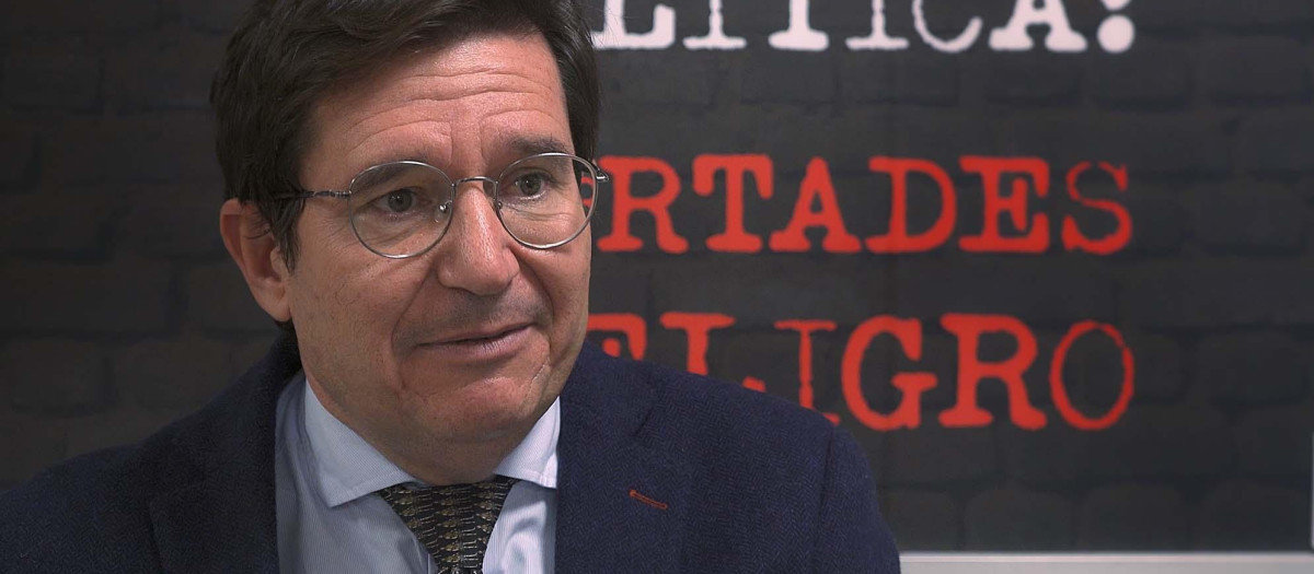 Enrique García-Máiquez durante la entrevista "El efecto de la avestruz", de la ACdP